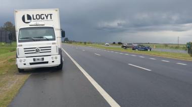 Tragedia en la Ruta 2: un joven murió tras un choque entre dos autos y un camión