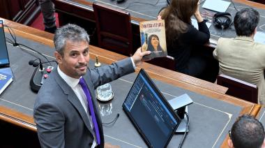 Villaverde repartió su libro a Menem y LLA en Diputados: su versión sobre Fred Machado