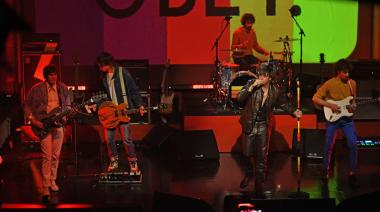 Antes de llegar a Argentina, The Strokes pisa fuerte en Reino Unido y entusiasma a los fans