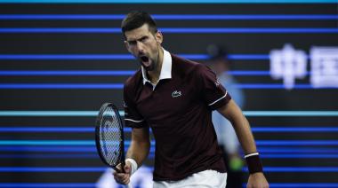 Inoxidable: Djokovic derrotó a Zverev y llegó a 32 triunfos al hilo en el China Open