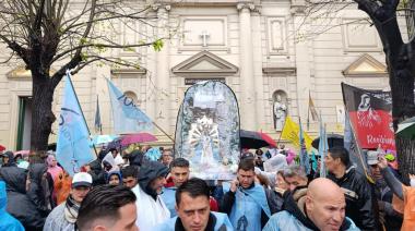 Peregrinación a Luján: miles caminan bajo la lluvia y despliegan operativo