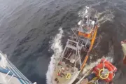 Espectacular rescate en helicóptero de un tripulante que sufrió un ACV en alta mar