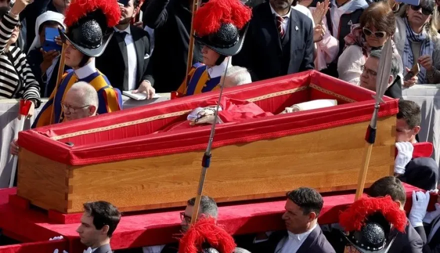 El cuerpo del papa Francisco ya se encuentra en San Pedro, donde una multitud comienza a despedirlo
