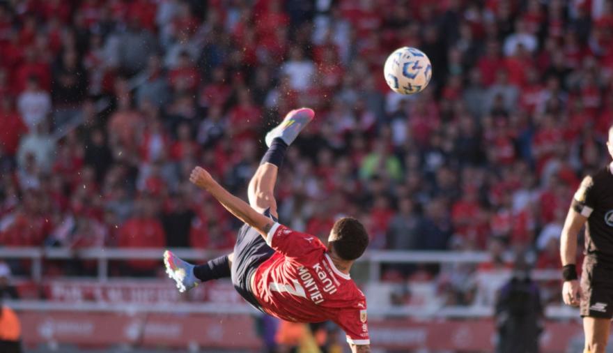 Un increíble golazo de Santiago Montiel le dio el triunfo a Independiente