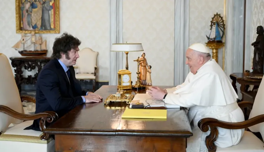 Javier Milei aseguró que el Papa Francisco "le dio a la motosierra a lo loco" en el Vaticano
