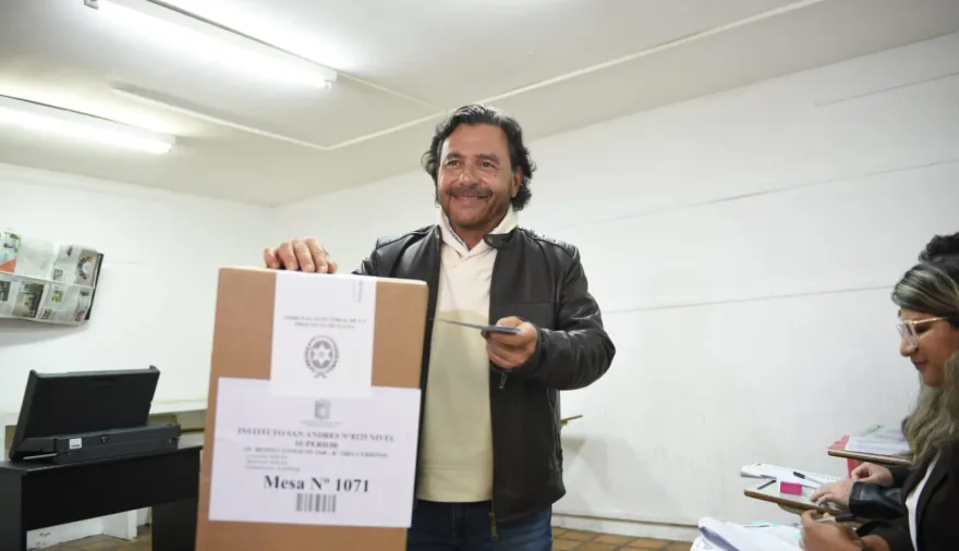 "Salta es un gigante dormido que se está despertando", dijo Gustavo Sáenz después de votar