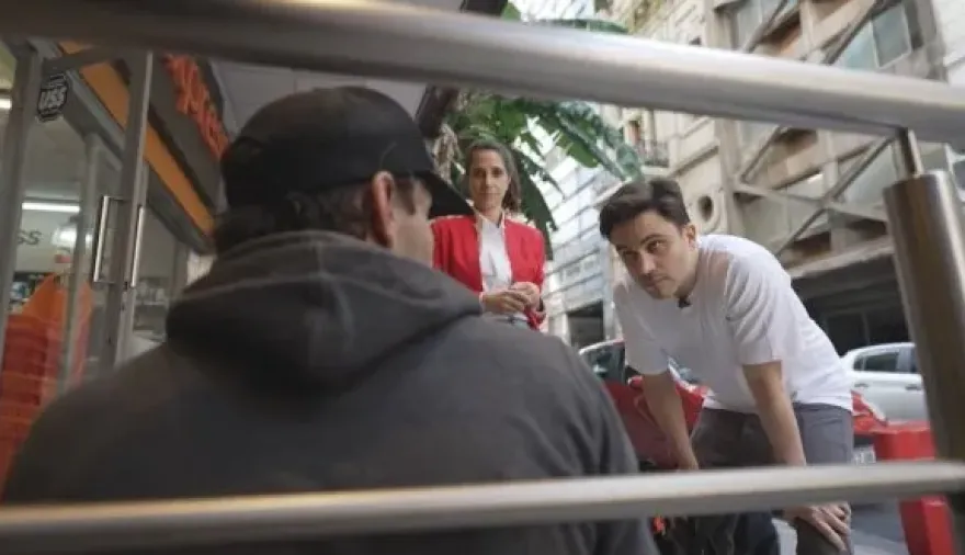 Un hombre en situación de calle increpó a Ramiro Marra por usar la palabra “fisura”