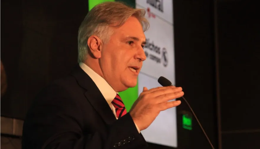 Córdoba quiere más corte en combustibles y una nueva ley para el sector