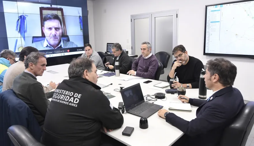 Axel Kicillof encabezó la reunión del Comité de Emergencia: "El agua está bajando en toda la provincia"