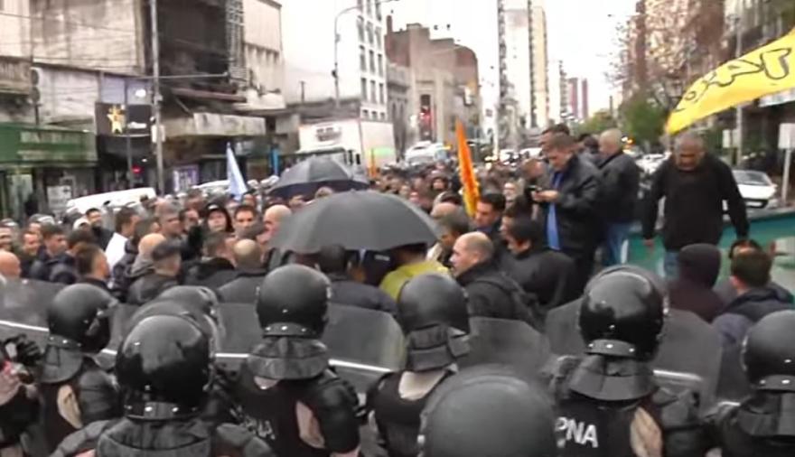 Choferes de la UTA protestan en Puente Pueyrredón contra el último acuerdo salarial