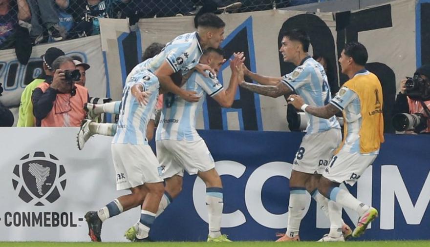 Racing aplastó a Colo Colo y clasificó a octavos en la Copa Libertadores