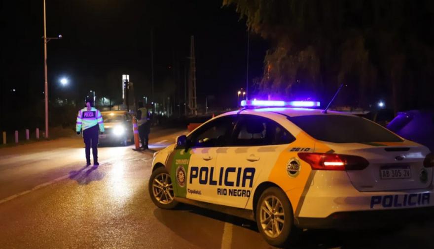 Río Negro: una madre arrojó a su hija a la ruta y fue rescatada por ciclistas
