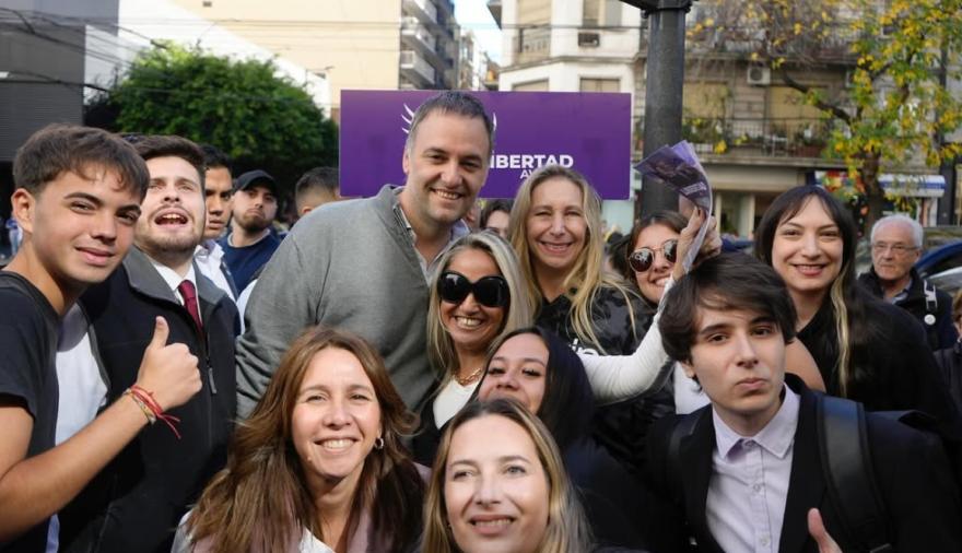 Manuel Adorni y Karina Milei recorrieron la Ciudad en el tramo final de la campaña