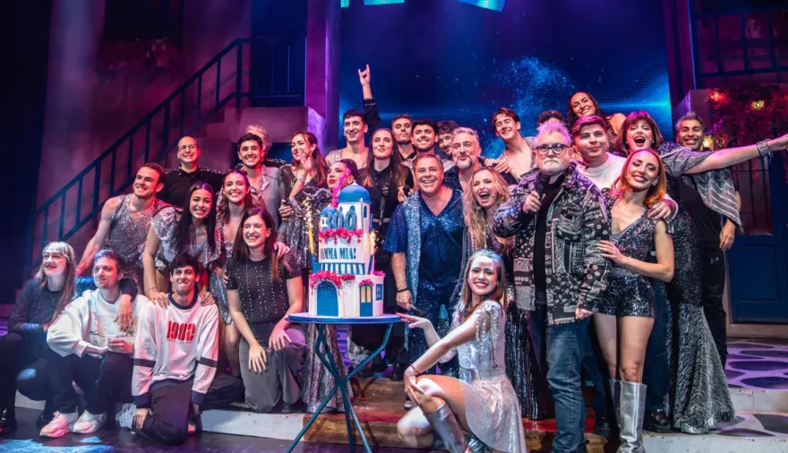 Mamma mía festejó 300 funciones con una sala colmada