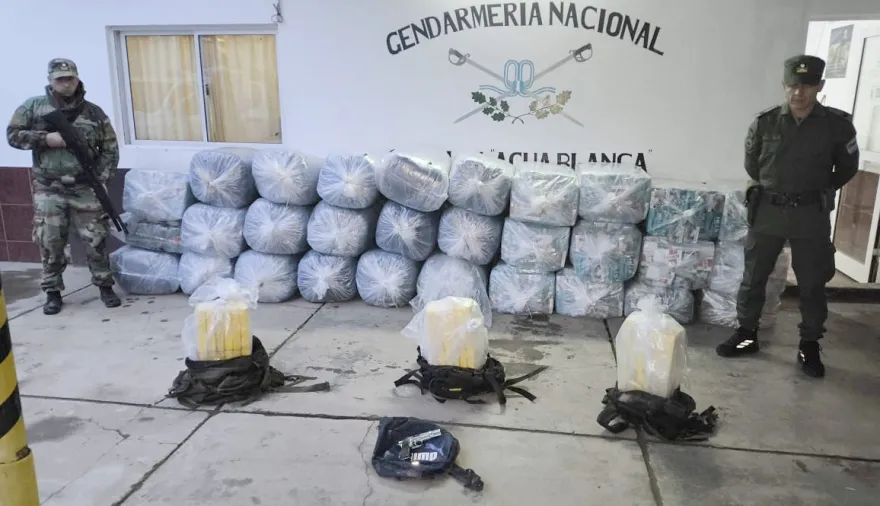 Mochilas y jangadas: el escape por el río Bermejo que dejó una carga millonaria