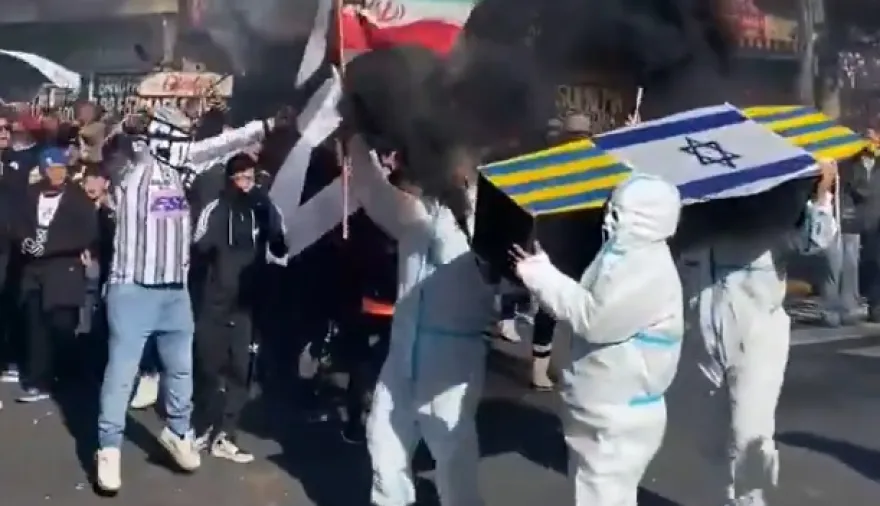 Hinchas de All Boys sin límites: pasearon un ataúd de Atlanta y carteles contra Israel
