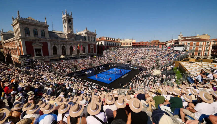 Valladolid volvió a latir con el Premier Padel en la Plaza Mayor