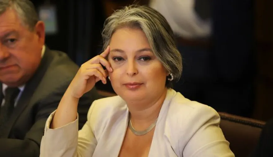 Jeannette Jara sacude Chile con su “sueldo vital” y reforma tributaria
