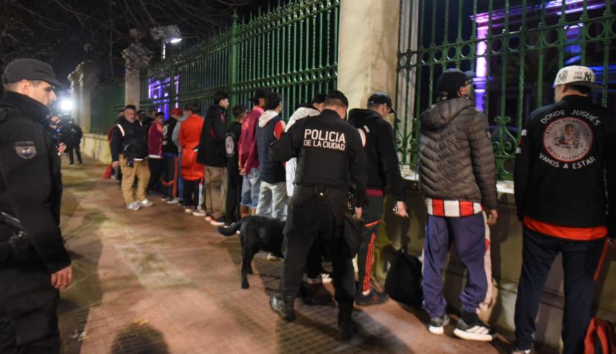 River Plate: "trapitos" multados y micros de la hinchada secuestrados