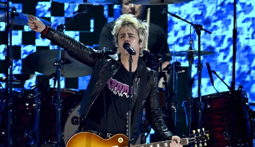 Green Day invitó a cantar a un fan al escenario ¡y lo bajó!