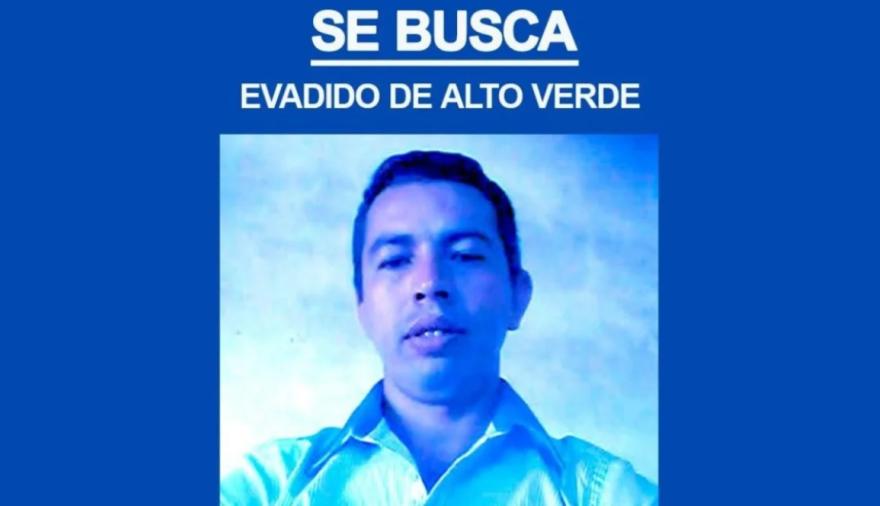 Esposaron a un preso que tenía dos dedos en una mano y se fugó de un hospital