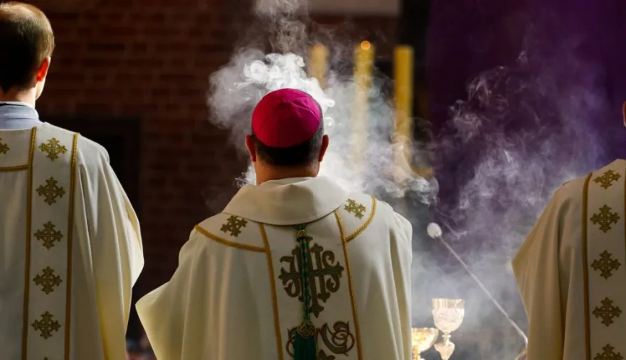 Sacerdote en Ecuador y tres menores: el caso que sacude al país