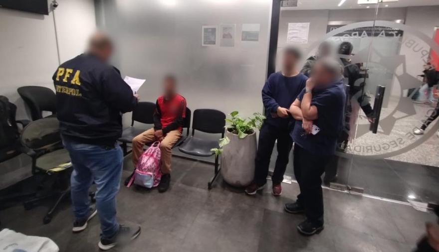 Extraditan desde Paraguay a un abusador sexual de menores que huyó del país hace siete años