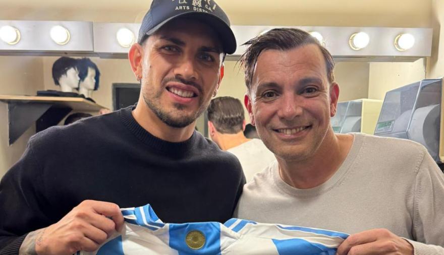 Leandro Paredes visitó a Martín Bossi en el teatro y protagonizaron un divertido momento