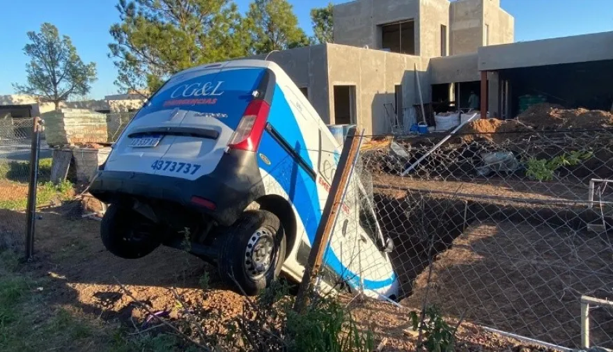 Persecución de película: robaron una ambulancia en Rosario y terminaron incrustados en una pileta en Funes