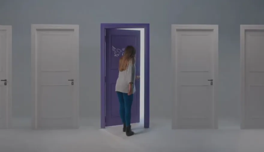 Sin Milei, La Libertad Avanza lanzó un nuevo spot con "el juego de las puertas"
