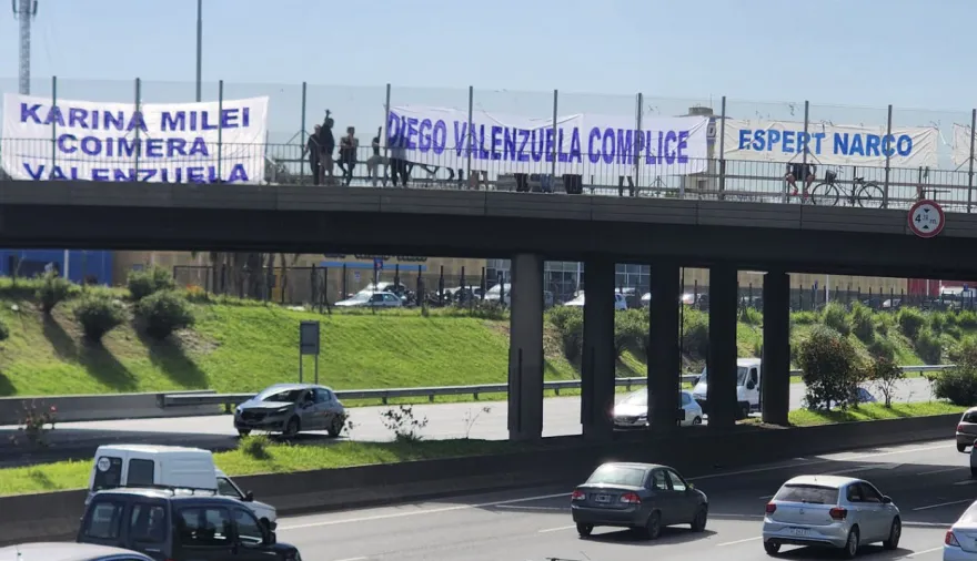 La 'bienvenida': Tres de Febrero recibe a Milei con pasacalles explosivos