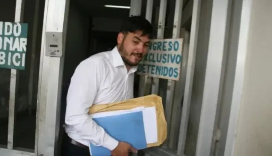 Detienen a un colaborador de la defensa de Emerenciano Sena por amenazar a un perito en el juicio