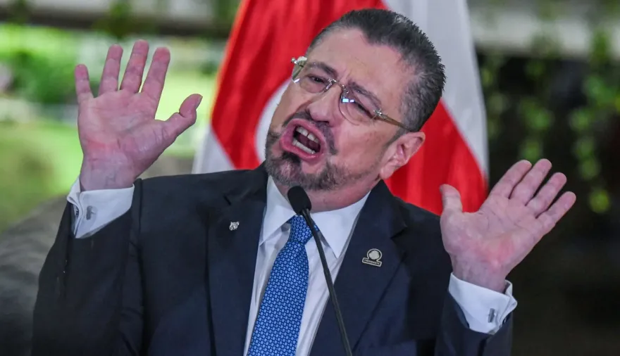 Rodrigo Chaves y la decisión que podría apagar tu radio favorita en Costa Rica