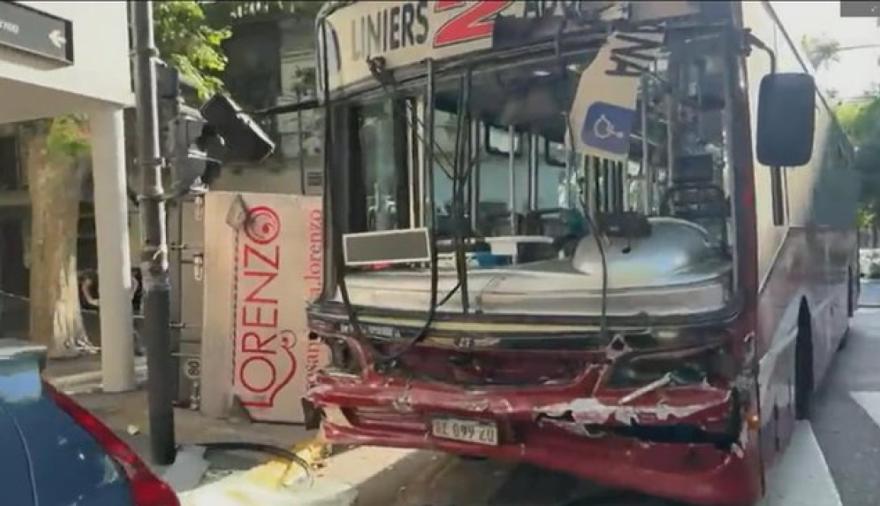 Almagro: violento choque entre colectivo de la Línea 2 y una camioneta, que volcó