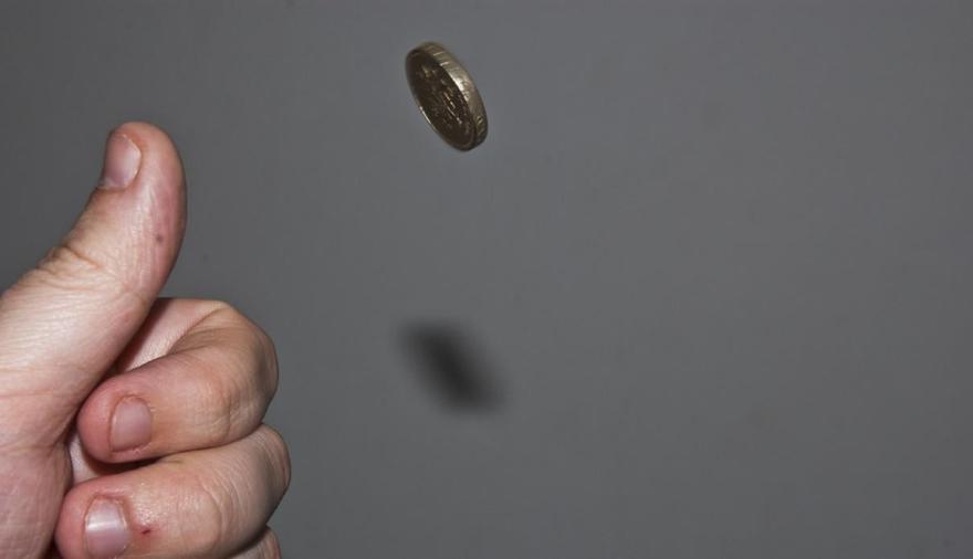 El día que una moneda eligió un candidato en Perú: qué hay detrás de esa escena