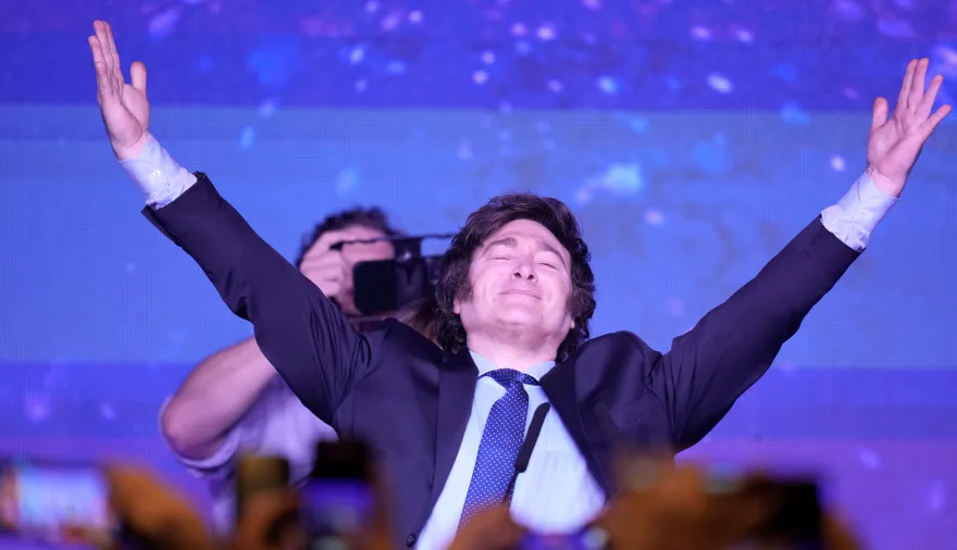 Argentina dividida por edad: quiénes creen en Milei y quiénes ya no esperan cambios