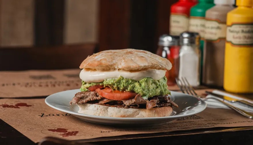 Santiago de Chile y sus sándwiches eternos: qué tienen Fuente Alemana y Fuente Suiza