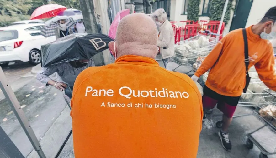 Milán: crecen las filas por comida gratuita y se dispara la pobreza urbana