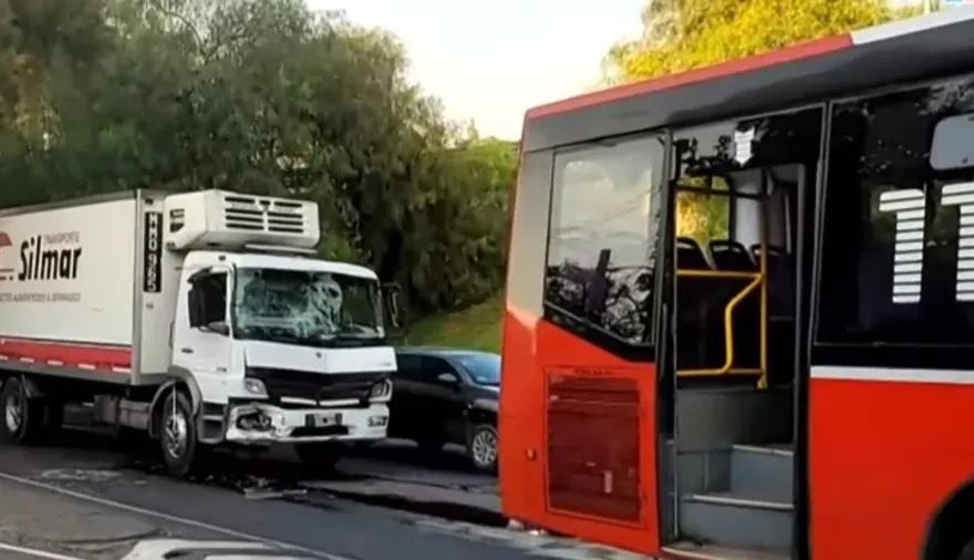 Choque entre un colectivo de la línea 117 y un camión frigorífico en General Paz: 18 heridos y múltiples traslados