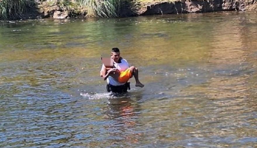 Drama en Córdoba: un policía recién egresado rescató a un niño de 11 años que se ahogaba en Despeñaderos