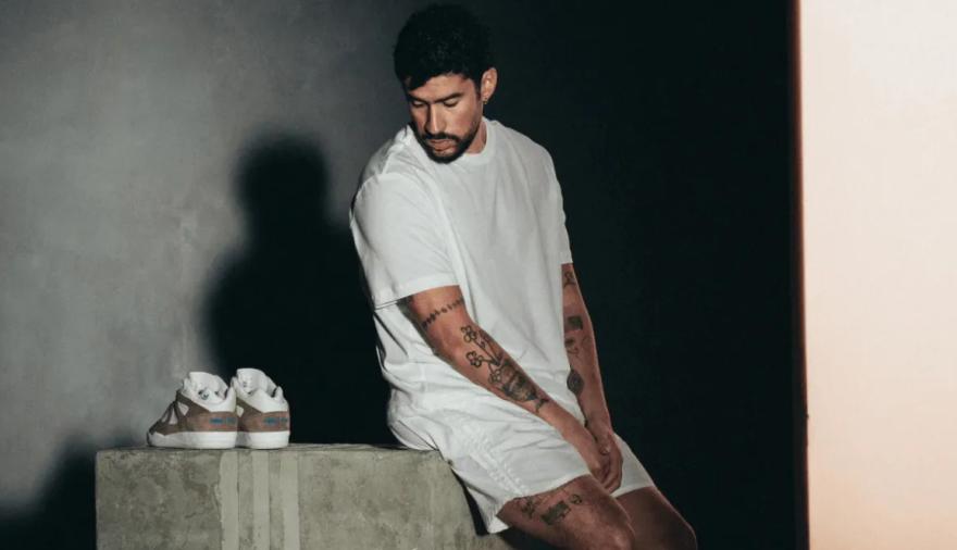 Bad Bunny aprovechó el Super Bowl para lanzar sus primeras zapatillas junto a Adidas