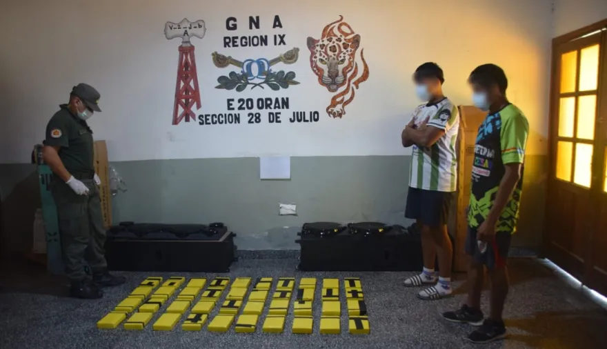 Ocultaban más de 41 kilos de cocaína dentro de parlantes y quedaron detenidos