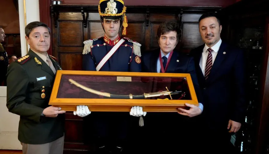 Grabois, De la Sota y "los Rosas" vs. Milei: la pelea por el sable de San Martín