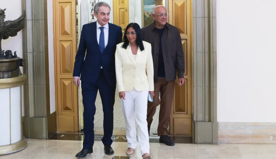 La visita de Zapatero a Caracas reabre sospechas: qué hay detrás de su apoyo