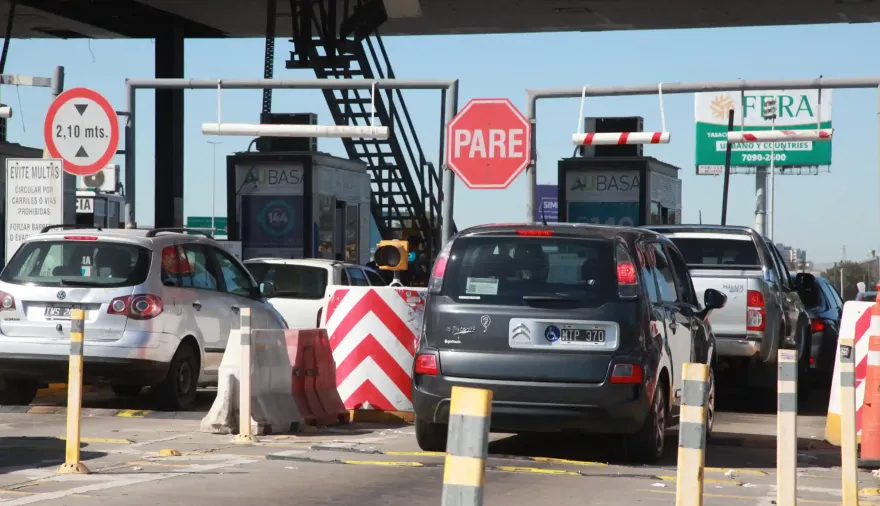 Caputo privatiza 3.900 km de rutas nacionales: qué puede pasar con los peajes