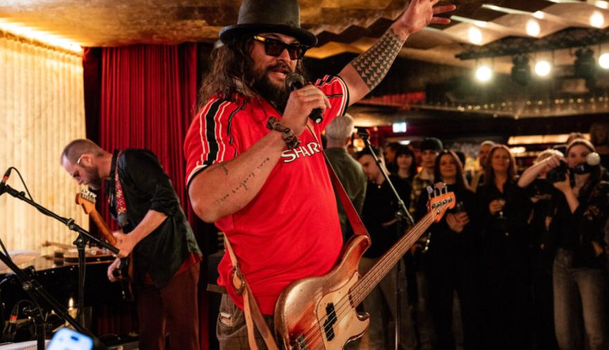 Jason Momoa reversionó a Oasis con una camiseta del Manchester United