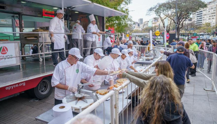 Día Internacional de la Pizza: APYCE lanza acción solidaria en el Obelisco porteño