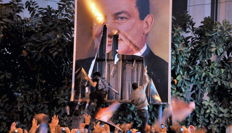 11 de febrero de 2011: Hosni Mubarak renuncia y se quiebra un régimen de 30 años en Egipto