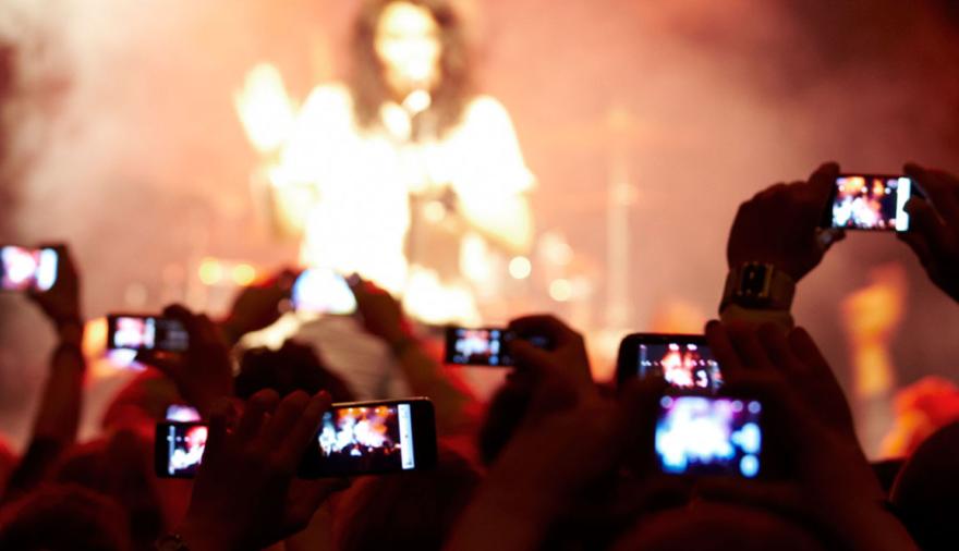 Una banda prohíbe el uso de celulares en sus recitales: conocé los motivos