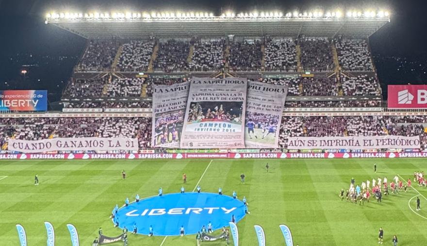 El clásico de Costa Rica se tiñó de papel: Saprissa y su recibimiento con 'diarios'